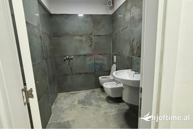 Ambient biznesi me qera 3+1 ne Tirane - 600 Euro