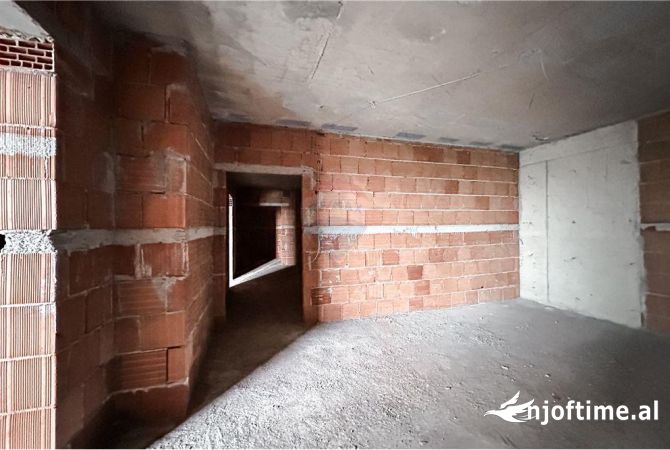 Shtepi ne shitje Apartament ne Tirane, 2+1, Mobilimi Bosh, pa mobiluar, Pagesa 93,400  Euro.