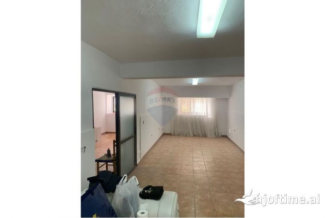 Ambient biznesi me qera 3+1 ne Tirane - 44,000 Leke