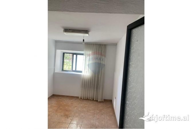 Ambient biznesi me qera 3+1 ne Tirane - 44,000 Leke