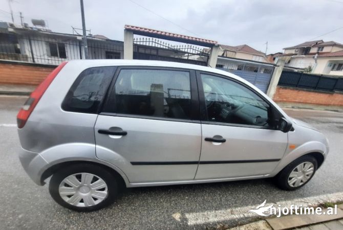 Makina ne shitje ne Tirane - 2,500 Euro