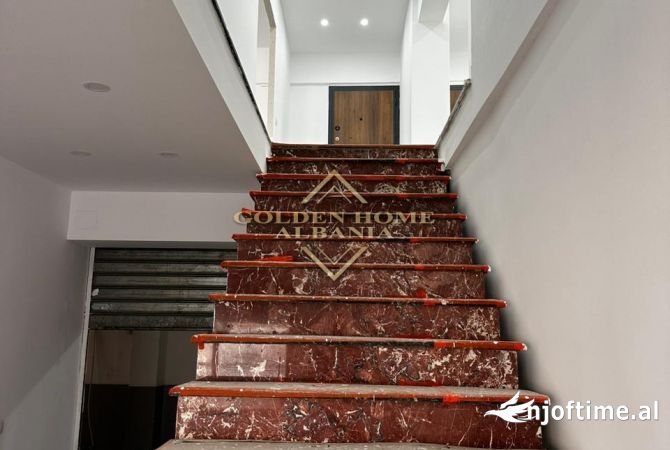 Jepet me qera ambient komericial tek Rruga Dritan Hoxha!