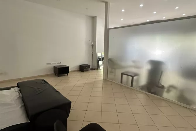 Ambiente Commerciale in Vendita 2+1 a Tirana - 217,000 Euro