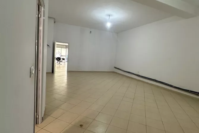 Ambiente Commerciale in Vendita 2+1 a Tirana - 217,000 Euro