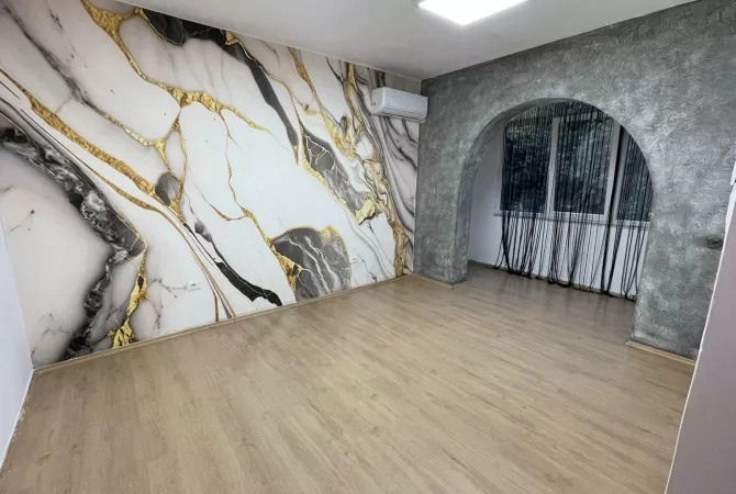 Jepet me Qera Ambient Biznesi  2+1 tek 21 Dhjetori.