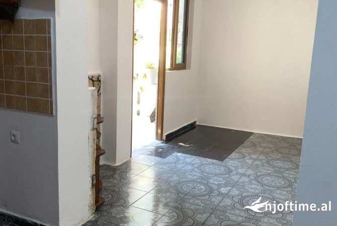 Shtepi me qera 1+1 ne Tirane - 22,000 Leke