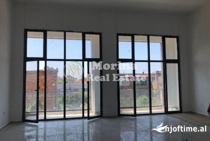 Shitet ambient per Biznes/dyqan, te Xhamlliku, 230000 EURO