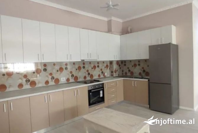 Shtepi ne shitje Apartament ne Tirane, 2+1, Mobilimi E mobiluar, Pagesa 184,800  Euro.