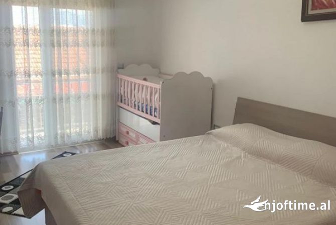 Shtepi ne shitje Vila Luksoze ne Tirane, 4+1, Mobilimi E mobiluar, Pagesa 280,000  Euro.