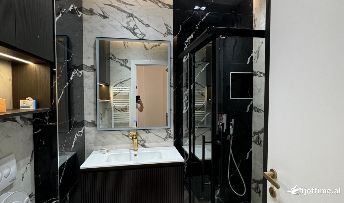 Shtepi ne shitje Apartament ne Tirane, 2+1, Mobilimi E mobiluar, Pagesa 230,000  Euro.