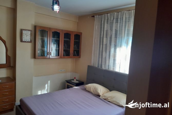 Shtepi me qera Apartament ne Tirane, 3+1, Mobilimi E mobiluar, Pagesa 900  Euro.