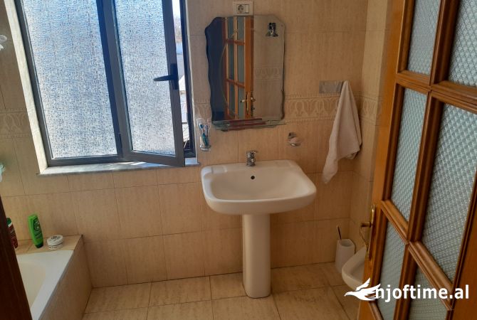 Shtepi me qera Apartament ne Tirane, 3+1, Mobilimi E mobiluar, Pagesa 900  Euro.