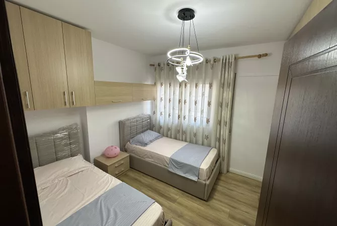 Shtepi ne shitje Apartament ne Tirane, 2+1, Mobilimi E mobiluar, Pagesa 145,000  Euro.
