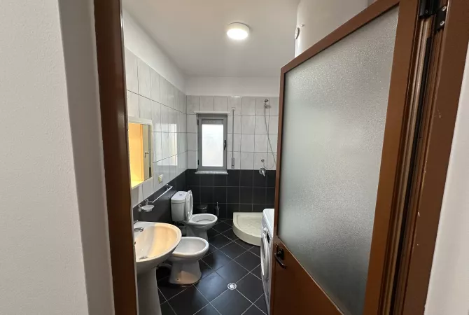Shtepi ne shitje Apartament ne Tirane, 2+1, Mobilimi E mobiluar, Pagesa 145,000  Euro.