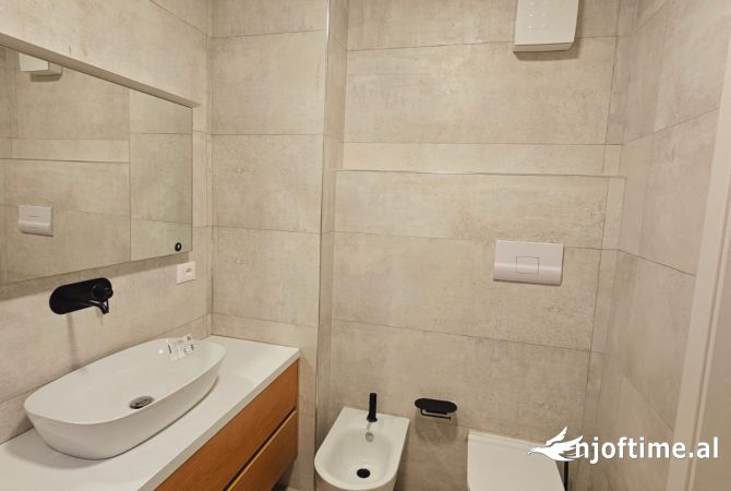 Shtepi ne shitje Apartament ne Durres, 2+1, Mobilimi Bosh, pa mobiluar, Pagesa 240,000  Euro.