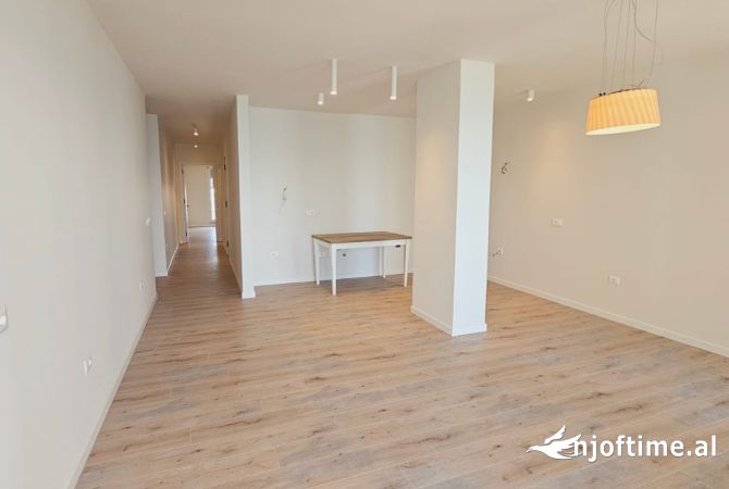 Shtepi ne shitje Apartament ne Durres, 2+1, Mobilimi Bosh, pa mobiluar, Pagesa 240,000  Euro.