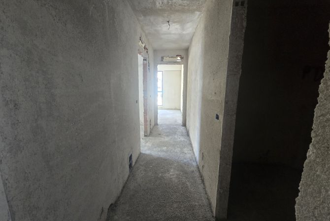 Shtepi ne shitje Apartament ne Tirane, 2+1, Mobilimi Bosh, pa mobiluar, Pagesa 137,500  Euro.