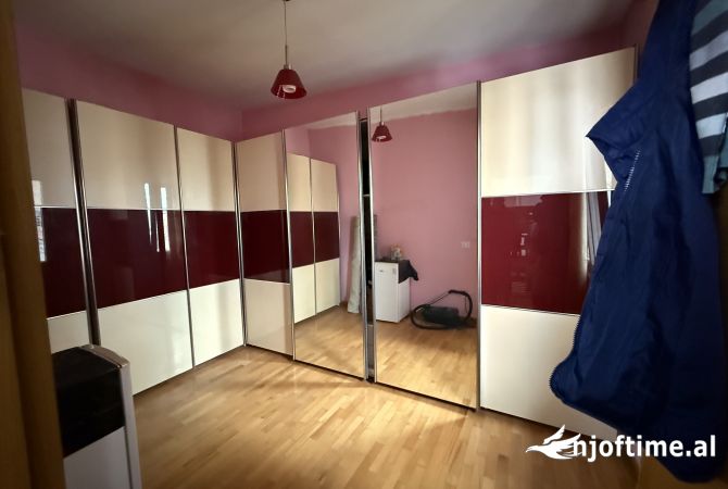 Shtepi me qera Vila Luksoze ne Tirane, 7+1, Mobilimi E mobiluar, Pagesa 2,250  Euro.