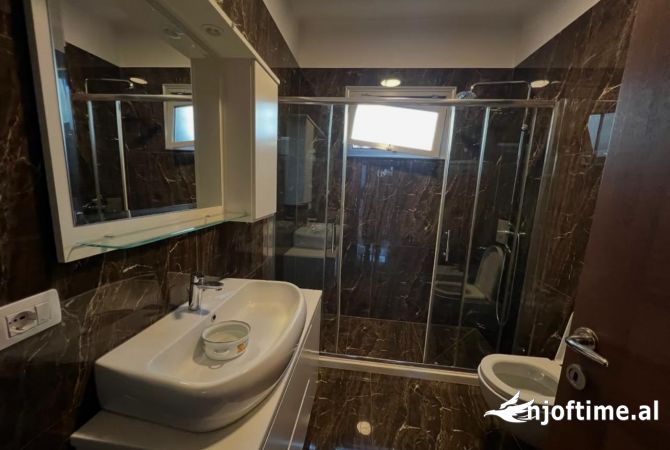 Shtepi me qera Vila Luksoze ne Tirane, 7+1, Mobilimi E mobiluar, Pagesa 2,250  Euro.