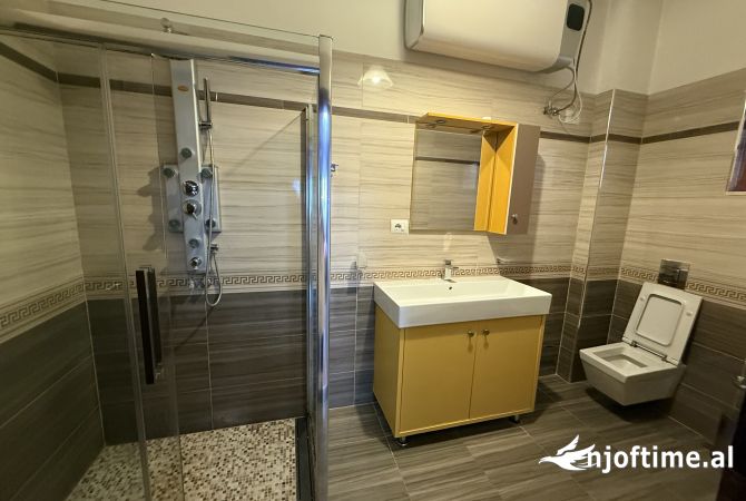 Shtepi me qera Vila Luksoze ne Tirane, 3+1, Mobilimi E mobiluar, Pagesa 1,350  Euro.