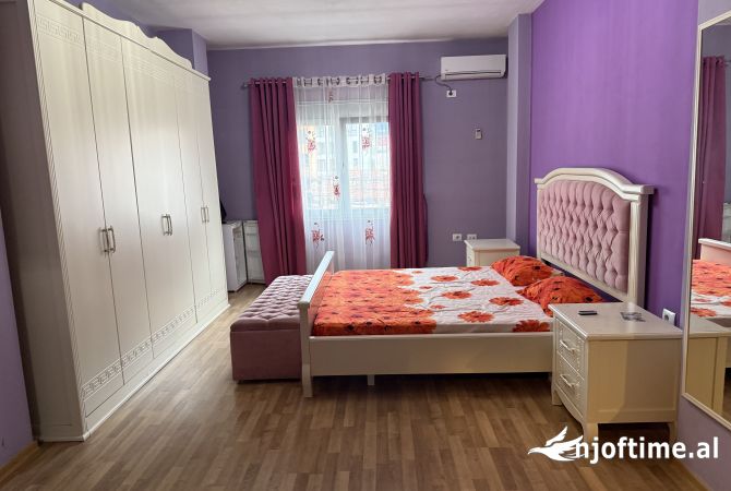 Shtepi me qera Vila Luksoze ne Tirane, 3+1, Mobilimi E mobiluar, Pagesa 1,350  Euro.