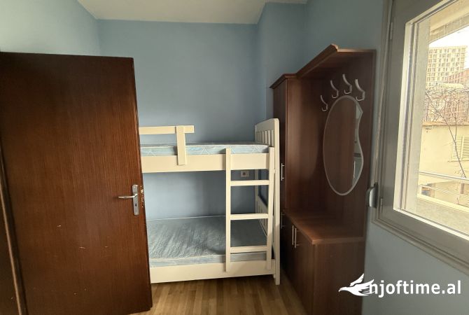 Shtepi me qera Vila Luksoze ne Tirane, 3+1, Mobilimi E mobiluar, Pagesa 1,350  Euro.