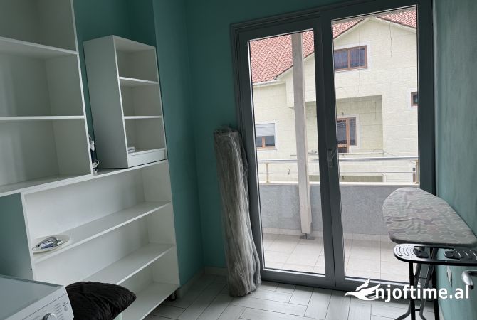 Shtepi me qera Vila Luksoze ne Tirane, 3+1, Mobilimi E mobiluar, Pagesa 1,350  Euro.