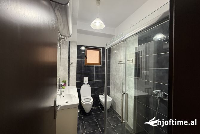 Shtepi me qera Vila Luksoze ne Tirane, 3+1, Mobilimi E mobiluar, Pagesa 1,350  Euro.