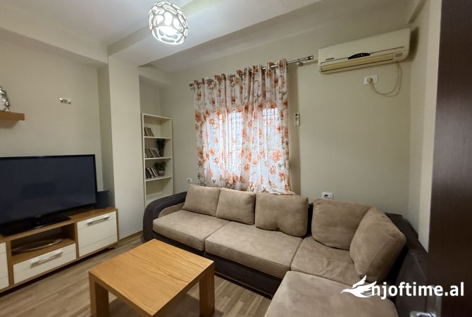 Shtepi me qera Vila Luksoze ne Tirane, 3+1, Mobilimi E mobiluar, Pagesa 1,350  Euro.