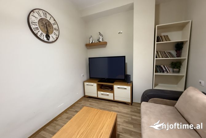 Shtepi me qera Vila Luksoze ne Tirane, 3+1, Mobilimi E mobiluar, Pagesa 1,350  Euro.