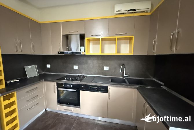 Shtepi me qera Vila Luksoze ne Tirane, 3+1, Mobilimi E mobiluar, Pagesa 1,350  Euro.