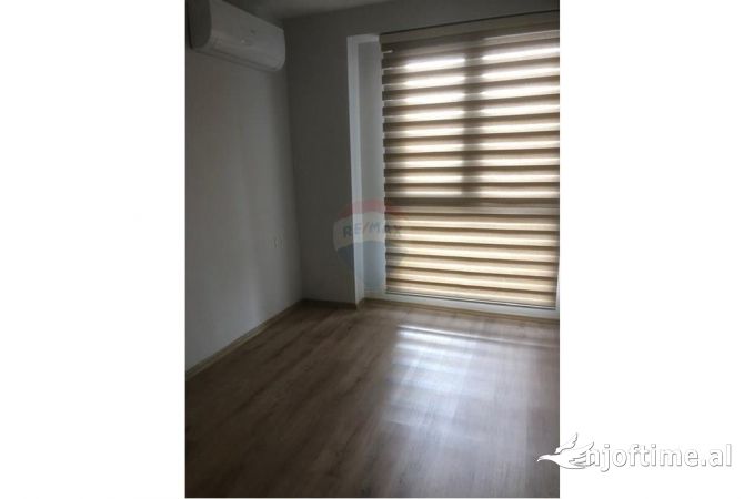 Shtepi me qera Apartament ne Tirane, 3+1, Mobilimi Pjeserisht e mobiluar, Pagesa 1,000  Euro.