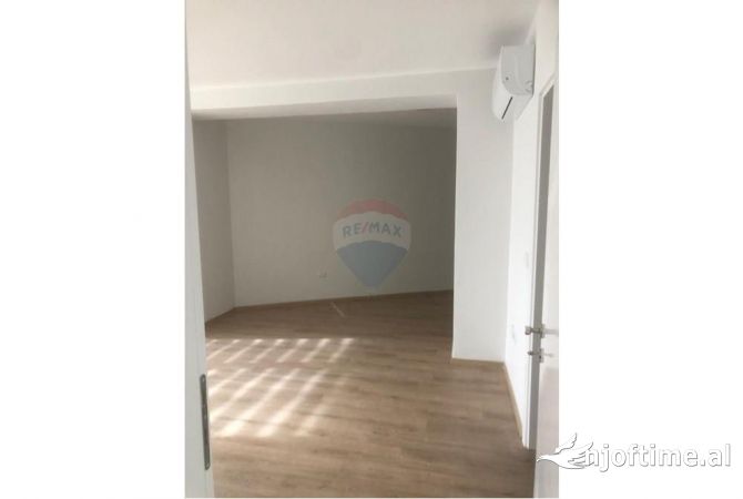 Shtepi me qera Apartament ne Tirane, 3+1, Mobilimi Pjeserisht e mobiluar, Pagesa 1,000  Euro.