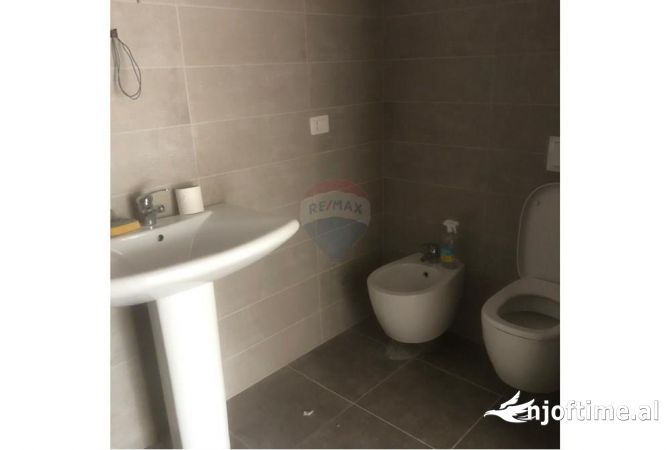 Shtepi me qera Apartament ne Tirane, 3+1, Mobilimi Pjeserisht e mobiluar, Pagesa 1,000  Euro.