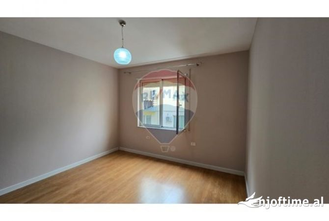 Shtepi me qera Apartament ne Tirane, 3+1, Mobilimi Pjeserisht e mobiluar, Pagesa 700  Euro.