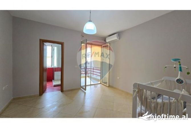 Shtepi me qera Apartament ne Tirane, 3+1, Mobilimi Pjeserisht e mobiluar, Pagesa 700  Euro.