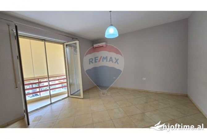 Shtepi me qera Apartament ne Tirane, 3+1, Mobilimi Pjeserisht e mobiluar, Pagesa 700  Euro.