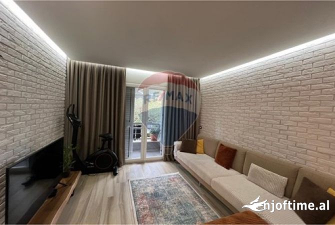 APARTMENT 2+1+2+ POST PARKIMI ME QIRA, kopshti zologjik