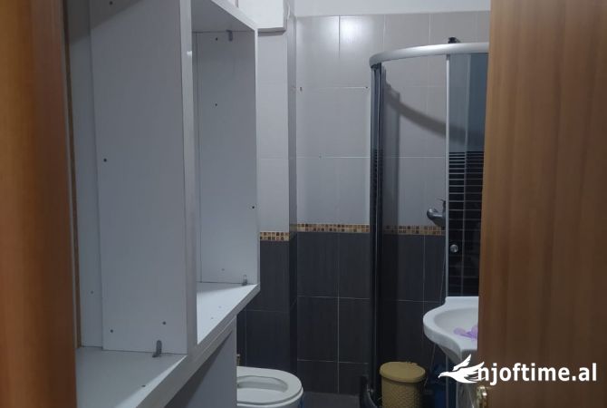 Shtepi ne shitje Apartament ne Tirane, 2+1, Mobilimi E mobiluar, Pagesa 112,000  Euro.