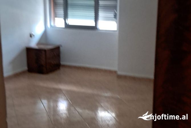 Shtepi ne shitje Apartament ne Tirane, 1+1, Mobilimi E mobiluar, Pagesa 70,000  Euro.