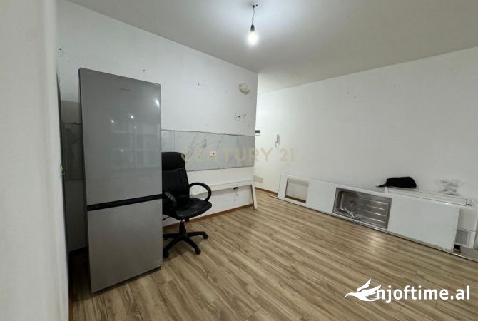 Shtepi ne shitje Apartament ne Tirane, 2+1, Mobilimi Pjeserisht e mobiluar, Pagesa 230,000  Euro.