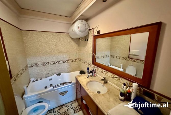 Shtepi me qera Apartament ne Tirane, 3+1, Mobilimi E mobiluar, Pagesa 1,300  Euro.
