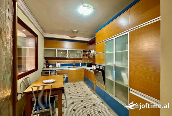 Shtepi me qera Apartament ne Tirane, 3+1, Mobilimi E mobiluar, Pagesa 1,300  Euro.