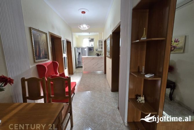 Shtepi me qera Shtepi Private ne Tirane, 3+1, Mobilimi E mobiluar, Pagesa 800  Euro.