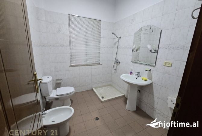 Shtepi me qera Shtepi Private ne Tirane, 3+1, Mobilimi E mobiluar, Pagesa 800  Euro.