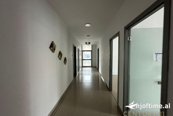 Ambient biznesi me qera 3+1 ne Tirane - 3,400 Euro