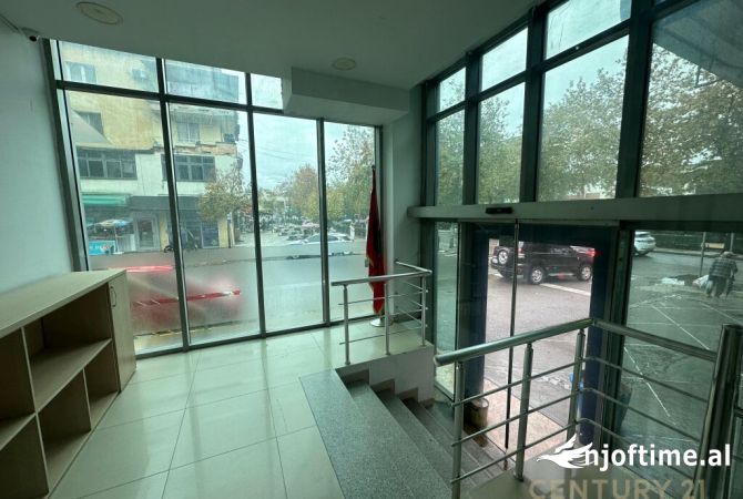 Ambient biznesi me qera 3+1 ne Tirane - 3,400 Euro