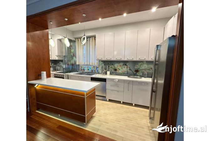 Shtepi me qera Apartament ne Tirane, 3+1, Mobilimi E mobiluar, Pagesa 2,500  Euro.