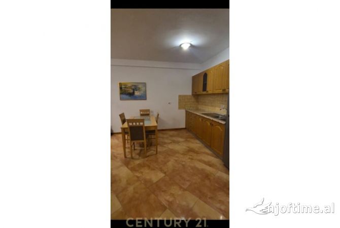 Shtepi me qera Apartament ne Tirane, 3+1, Mobilimi Pjeserisht e mobiluar, Pagesa 1,300  Euro.