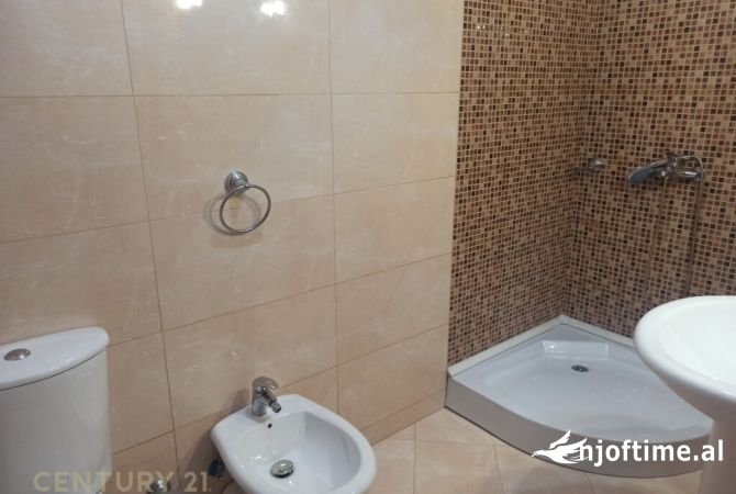 Shtepi me qera Apartament ne Tirane, 3+1, Mobilimi Pjeserisht e mobiluar, Pagesa 1,300  Euro.